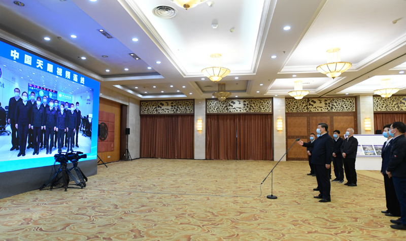 2��3����5�գ��й���������ǡ�������ϯ�������ί��ϯϰ��ƽ�������ݿ�����У�����ο�ʸ���ɲ�Ⱥ�ڣ���ȫ�����������������õ��´�ף��������5�����磬ϰ��ƽͨ����Ƶ�쿴���й����ۡ��ֳ���ͬ�ܿ��ҵĿƼ������ߴ������н���������ȫ�����Ƽ������߰��ꡣ�»������ ��ѧ�� ��